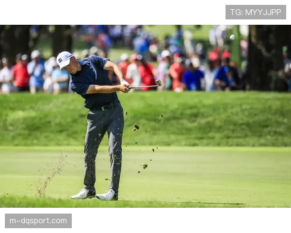 花絮：高尔夫球员锦标赛，老虎伍兹艰难保帕后与观众击掌