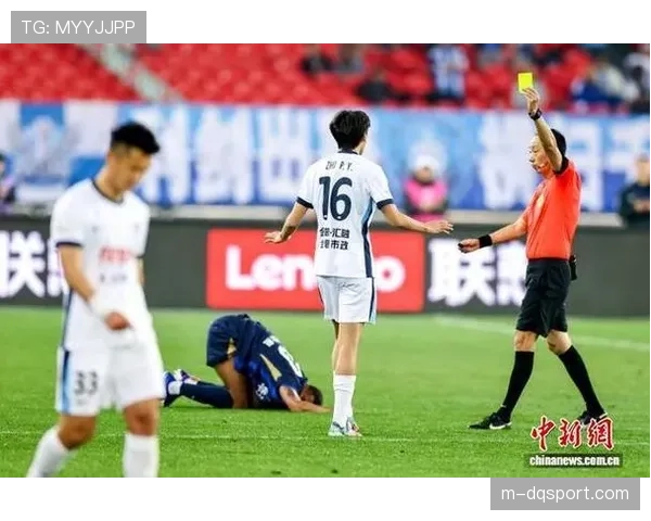 场边:毕尔巴鄂主帅向第四官员激烈抗议,裁判出示黄牌警告 场边:毕尔巴鄂主帅向第四官员激烈抗议,裁判出示黄牌警告